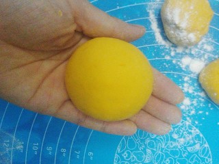 20、南瓜甜包,包法和包包子一样，接口朝下