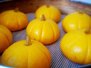 24、南瓜甜包,冷水上锅，上汽后小火蒸15分钟左右，焖5分钟即可，萌萌哒