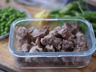6、山药豌豆排骨汤,排骨撇去浮沫，清洗干净。
