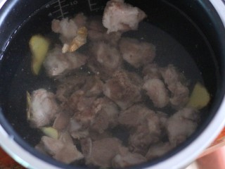 7、山药豌豆排骨汤,排骨倒入电饭煲或者砂锅内，加入姜片和适当的水。