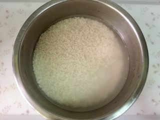 1、西安+甑糕,糯米洗净，用清水浸泡8小时以上。