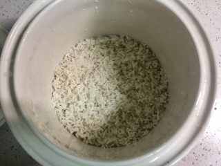 5、西安+甑糕,糯米泡好之后，在合适的容器里，我用的是大的炖盅，放入1/3的糯米，