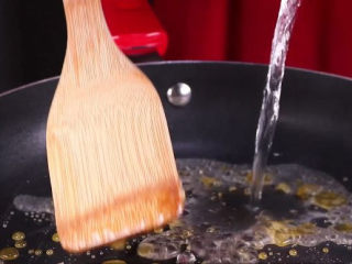 5、家常红烧肉的正确做法，做法简单又香又美味,趁着烫肉炖的功夫，我们开始炒糖色，这里用的是水炒糖色，加入一大勺的冰糖下锅，小火将冰糖炒至焦黄色后，倒入适量热的开水（一大勺，大半勺水的比例