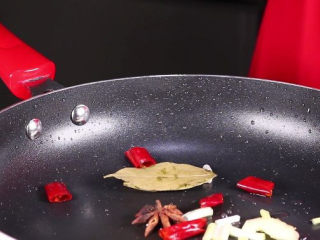 7、家常红烧肉的正确做法，做法简单又香又美味,锅中留有少量的油，将干辣椒、葱白、八角、香叶下锅炒香。