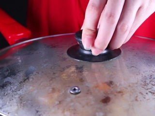 9、家常红烧肉的正确做法，做法简单又香又美味,接着我们开始调味，加入一小勺的盐、一小勺的糖（喜欢甜可以多加，也可以不加）一小勺的鸡精、一小勺炖的耗油、一小勺生抽和一小勺的老抽，炒匀后盖上