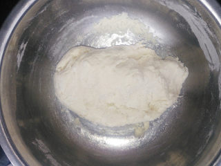 1、萝卜丝馅儿饼,面粉中加入温水揉成团。