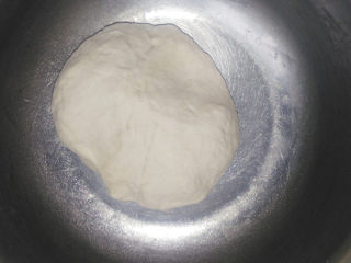 2、萝卜丝馅儿饼,加入玉米油，揉光滑。盖上保鲜膜醒15分钟。