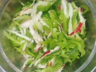 3、萝卜丝馅儿饼,萝卜切丝或者切碎，用盐腌10分钟。挤出腌出来的水分。