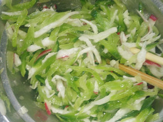 4、萝卜丝馅儿饼,加入胡椒粉，白糖，盐，香油拌匀。