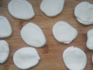 5、萝卜丝馅儿饼,醒好的面团，分成小剂子，按扁。