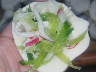 6、萝卜丝馅儿饼,擀圆，包入萝卜丝。