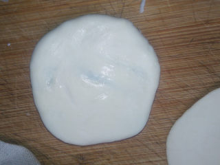 8、萝卜丝馅儿饼,收口面朝下，压扁。