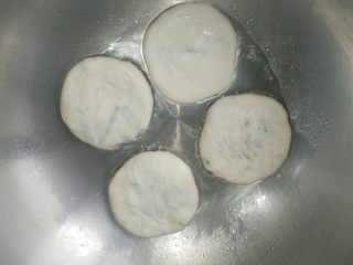 9、萝卜丝馅儿饼,锅中放油，油热，转小火，放入饼，小火煎。