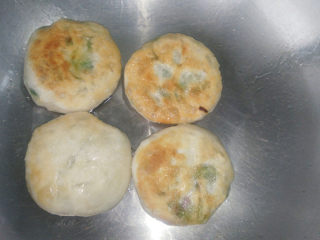 10、萝卜丝馅儿饼,煎至两面金黄就可以了。