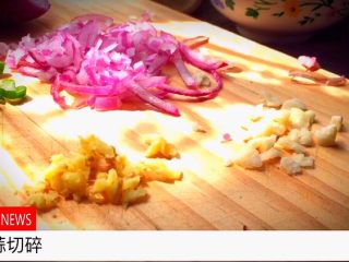 3、无油快手又好吃的 卤肉饭,姜、蒜切碎