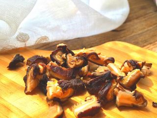 6、无油快手又好吃的 卤肉饭,泡好的香菇切碎