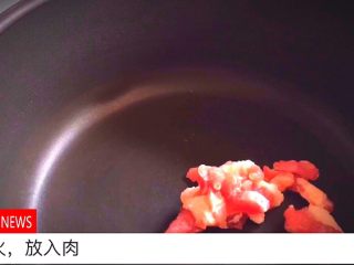 7、无油快手又好吃的 卤肉饭,开小火，肉放入锅内