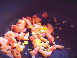 9、无油快手又好吃的 卤肉饭,加入蒜、姜