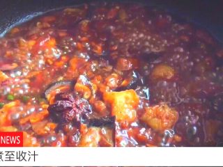 16、无油快手又好吃的 卤肉饭,盖上锅盖，小火煮至收汁