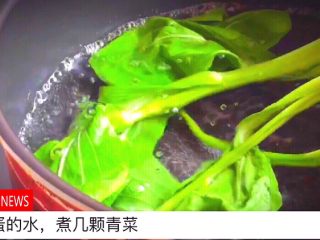 24、无油快手又好吃的 卤肉饭,继续用煮蛋的水，煮几颗青菜