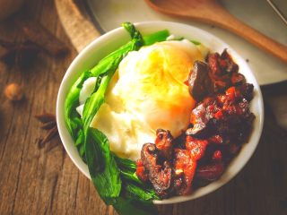 27、无油快手又好吃的 卤肉饭,再摆上卤肉 蛋 青菜 