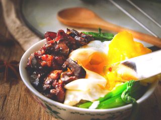 30、无油快手又好吃的 卤肉饭,蛋液顺着切口流出~