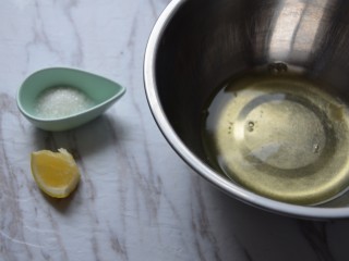 1、火龙果酸奶溶豆,蛋清装在无水无油无蛋黄的盆里。然后放进冰箱继续冷藏。如果你的鸡蛋原本没有冷藏，那么你就放进冷冻室冷冻~冷冻至周围出现薄冰~