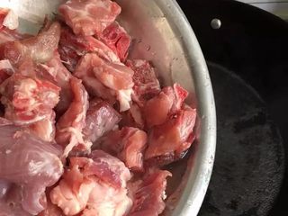 1、【排骨炖藕】滋补润燥,新鲜排骨焯水