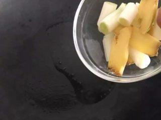 3、【排骨炖藕】滋补润燥,锅里加少许底油,放葱姜爆锅