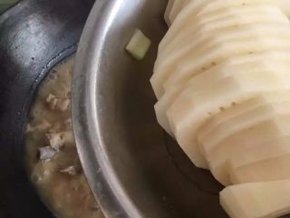 11、【排骨炖藕】滋补润燥,加入去皮切片的藕