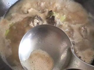 10、【排骨炖藕】滋补润燥,将排骨炖煮20分钟,其中撇去浮沫