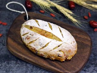 15、红枣枸杞软欧包,这样红枣核桃欧包就制作完成了。