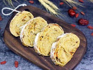 17、红枣枸杞软欧包,稍放凉后即可切开食用。