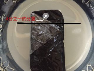 1、月经后补血养身的鹿胎胶瘦肉汤,把鹿胎胶切1/4块 我这个是妈妈在药店买的 我老家是海南的 貌似淘宝没得卖 啊胶也可以 