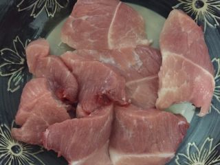 2、月经后补血养身的鹿胎胶瘦肉汤,我买的是土猪肉 切筷子厚的片