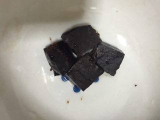 3、月经后补血养身的鹿胎胶瘦肉汤,切成4-6块小块