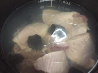 5、月经后补血养身的鹿胎胶瘦肉汤,加入大概200ml的水 猪肉和鹿胎胶 煲1个半小时 就可以了 不用看的 迷你电锅会自己翻来覆去自己煮