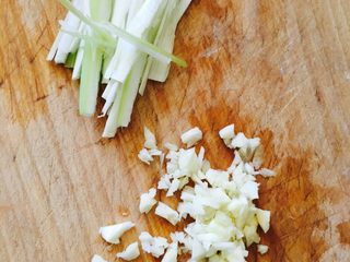 2、凉拌石花菜,蒜切碎、葱切丝