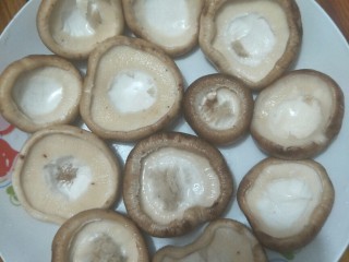 1、香菇酿肉,选香菇去蒂，洗净控干水分备用