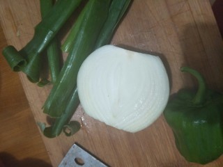 2、香菇酿肉,选嫩葱叶，洋葱，青椒剁碎