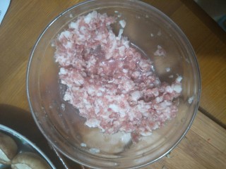 3、香菇酿肉,前槽肉剁碎，自家剁的口感好