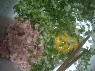 4、香菇酿肉,打入一个鸡蛋。