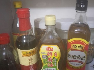 5、香菇酿肉,加入生抽，麻油，黄酒，不要多