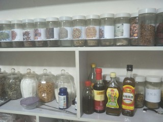 6、香菇酿肉,加入老抽几滴就行。