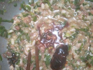 8、香菇酿肉,加入耗油，腐乳汁。