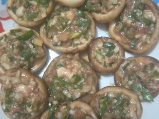 9、香菇酿肉,全部调料加入拌匀，放入香菇。