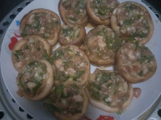 10、香菇酿肉,上锅盖盖蒸，开锅后16分钟关火。