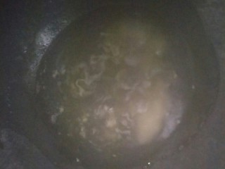 11、香菇酿肉,起锅，将盘子内的汁水倒入马勺。