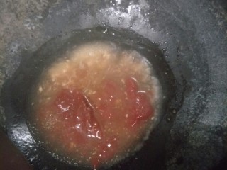 12、香菇酿肉,加入番茄酱。中火熬制。