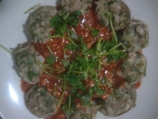 14、香菇酿肉,倒入码好的香菇上，香菜点缀。